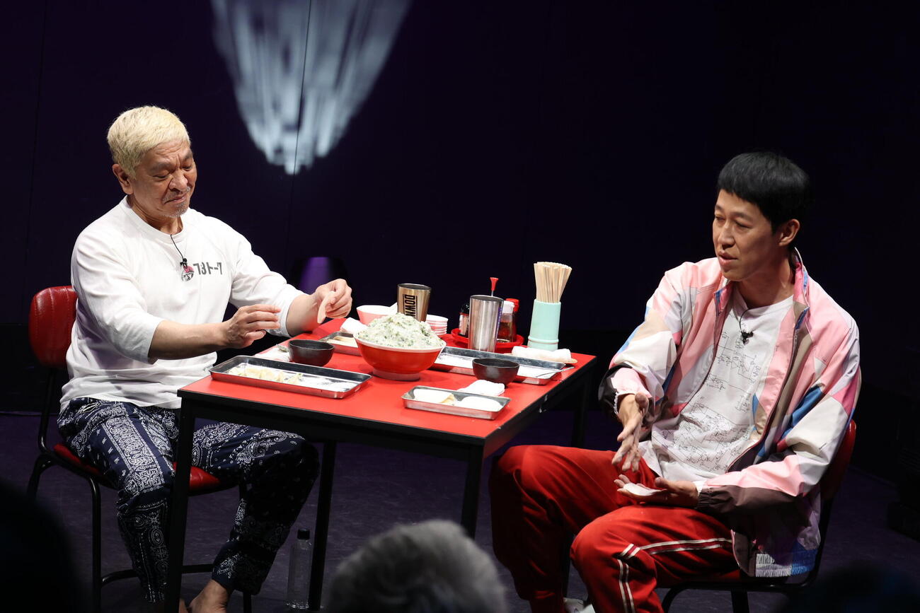 「DOWNTOWN＋」でギョーザを作りながらトークを生配信した松本人志（左）と小籔千豊（（C）吉本興業提供）