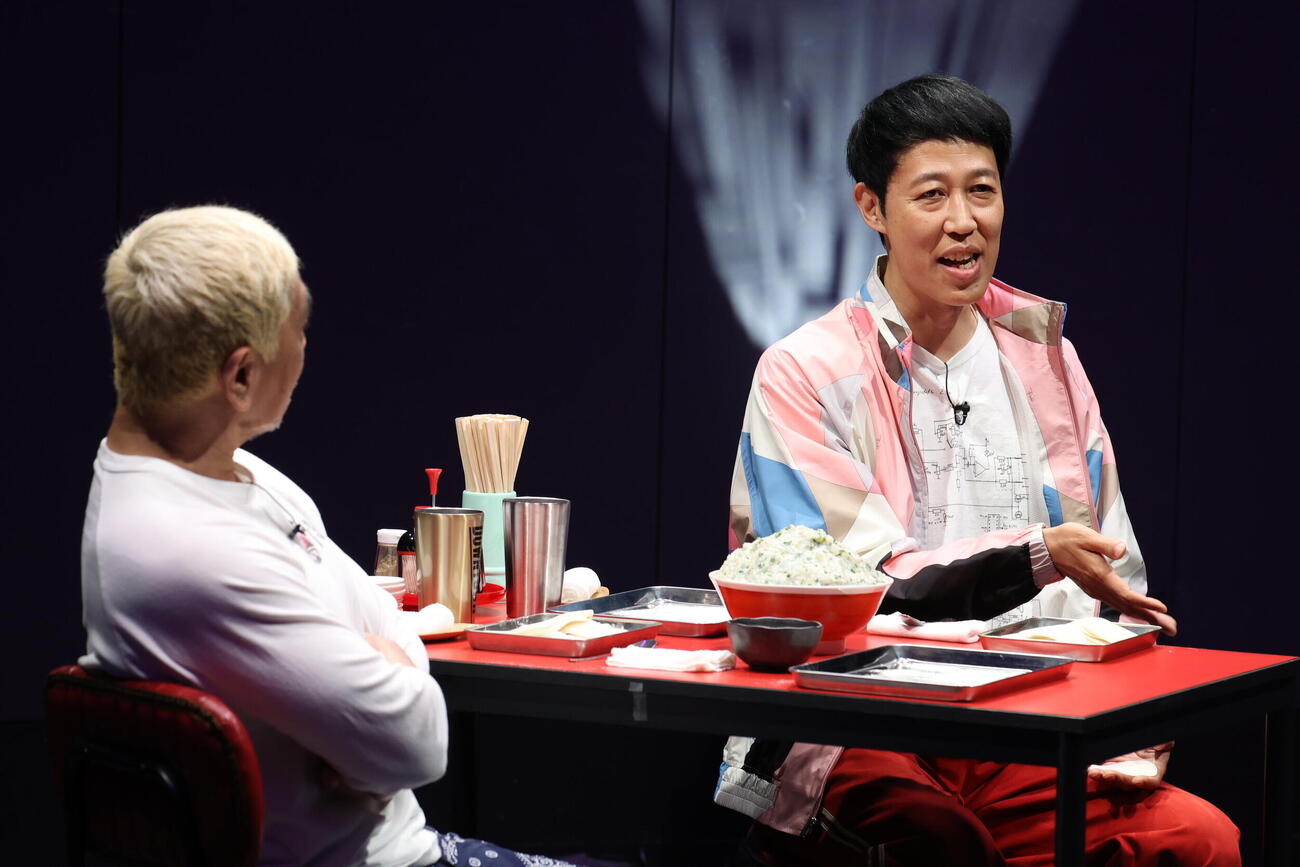 「DOWNTOWN＋」でギョーザを作りながらトークを生配信した松本人志（左）と小籔千豊（（C）吉本興業提供）