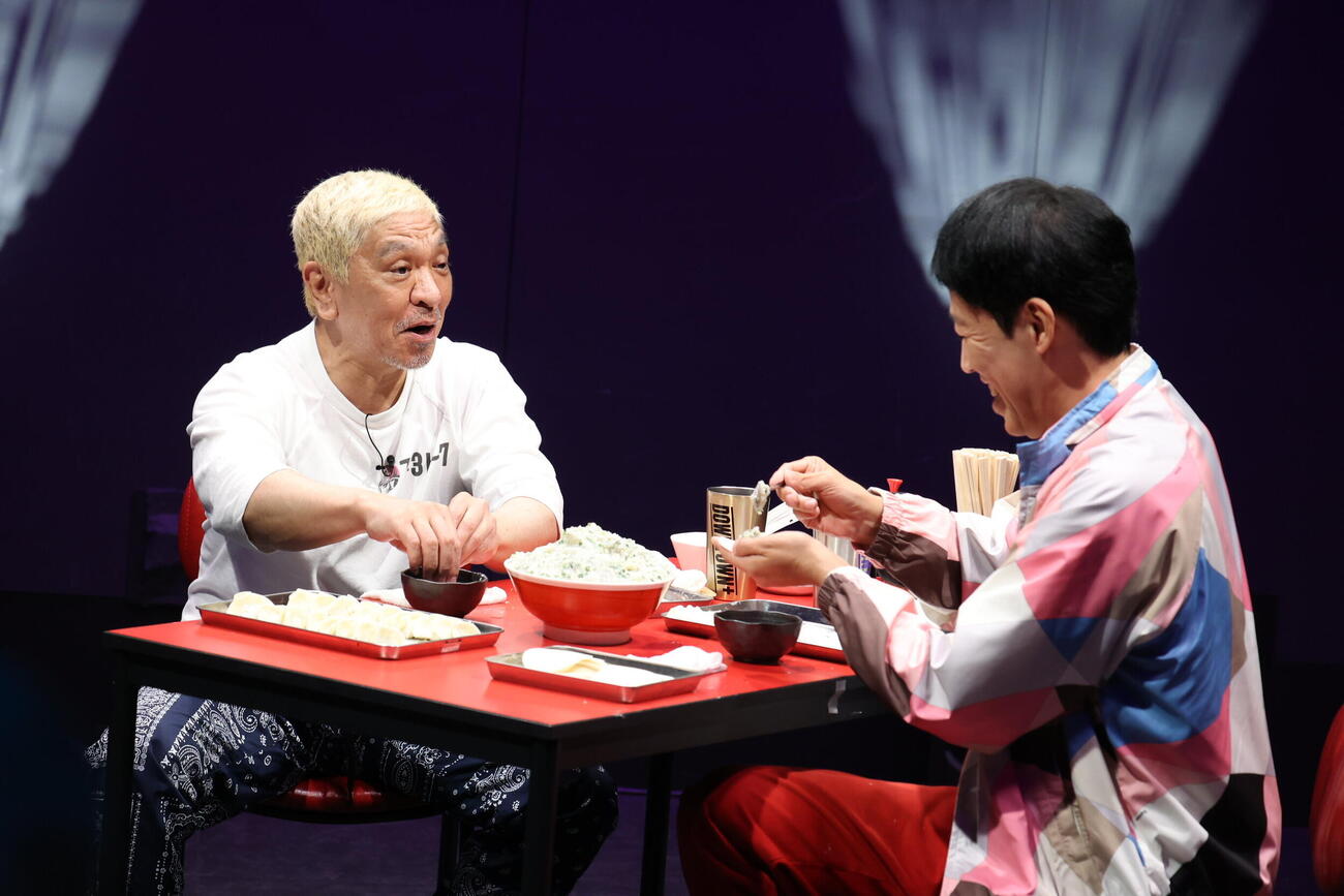 「DOWNTOWN＋」でギョーザを作りながらトークを生配信した松本人志（左）と小籔千豊（（C）吉本興業提供）
