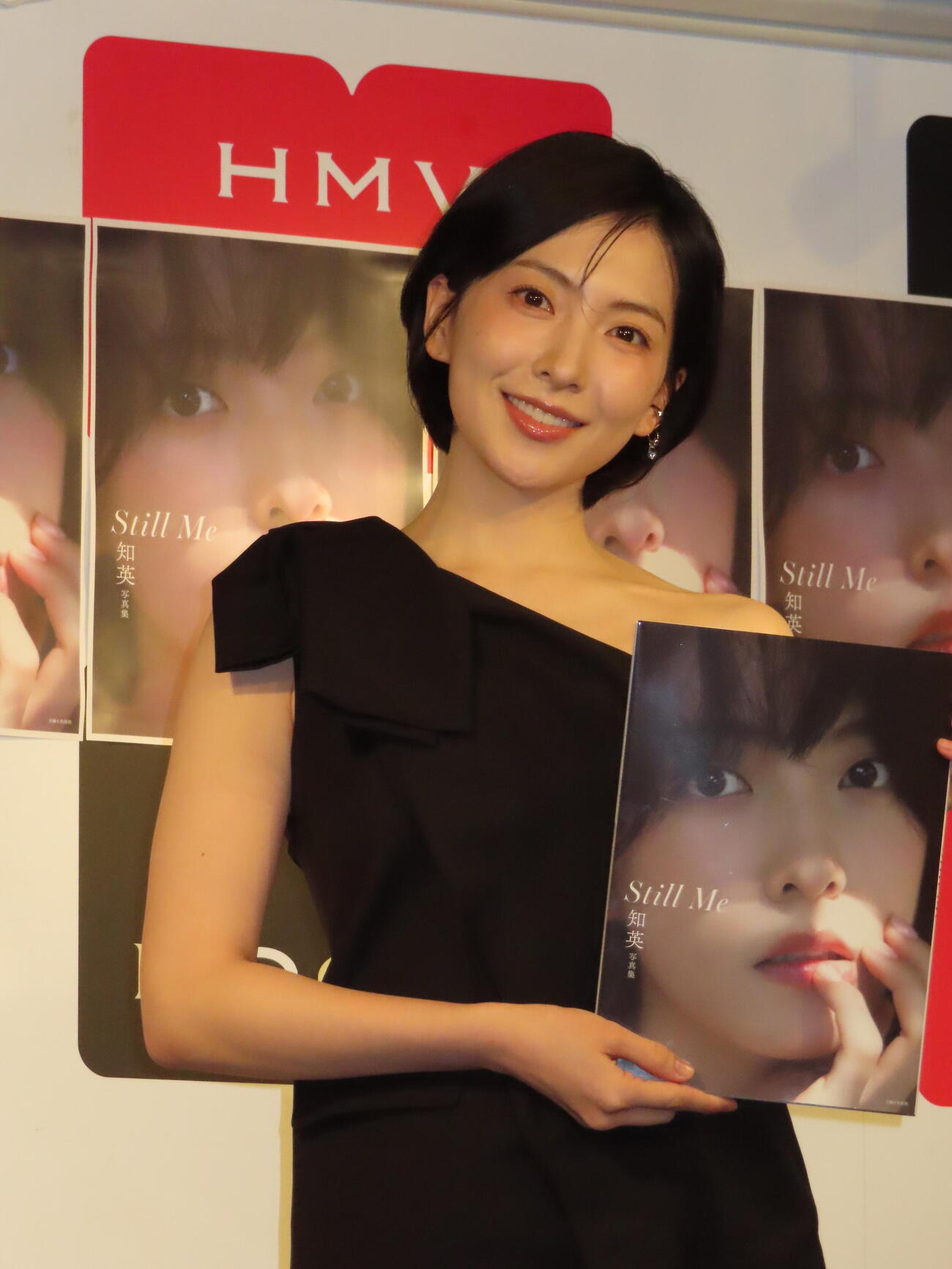 写真集の発売イベントを行った知英