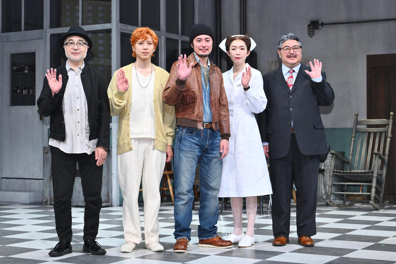 舞台「カッコーの巣の上で」開幕前会見で記念撮影する、左から松尾スズキ、坂東龍汰、間宮祥太朗、江口のりこ、皆川猿時（撮影・滝沢徹郎）