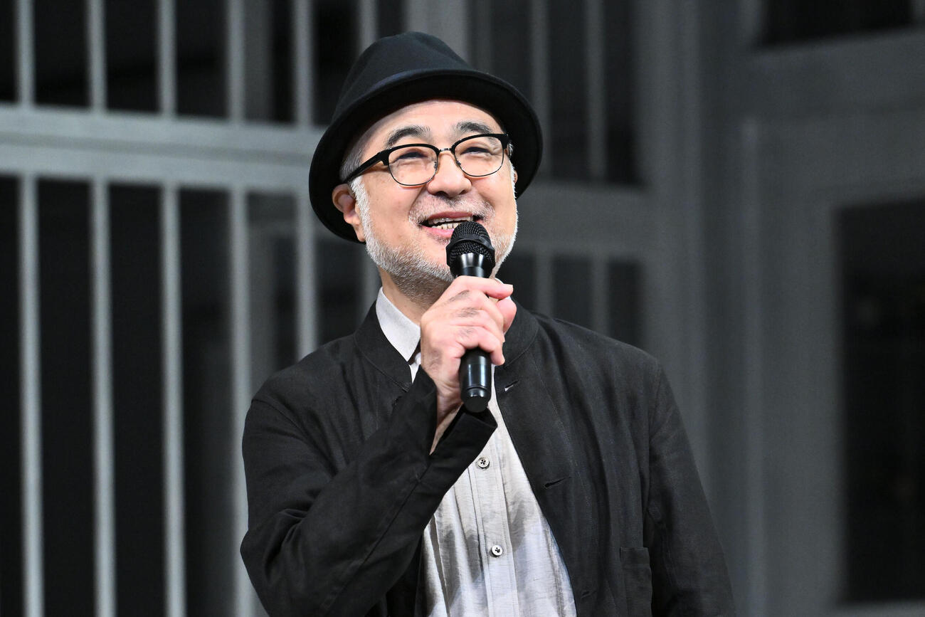 舞台「カッコーの巣の上で」開幕前会見で取材に応じる松尾スズキ（撮影・滝沢徹郎）