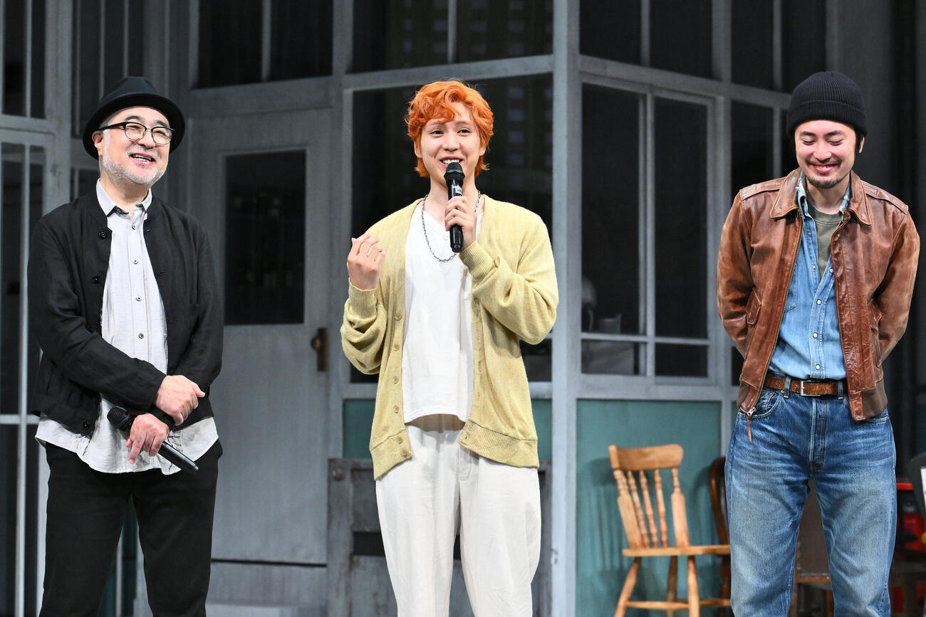 舞台「カッコーの巣の上で」開幕前会見で取材に応じる坂東龍汰。左は松尾スズキ、右は間宮祥太朗（撮影・滝沢徹郎）