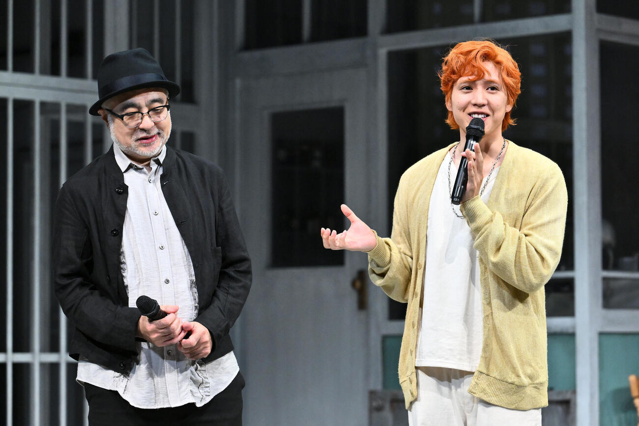 舞台「カッコーの巣の上で」開幕前会見で取材に応じる坂東龍汰（右）と松尾スズキ（撮影・滝沢徹郎）