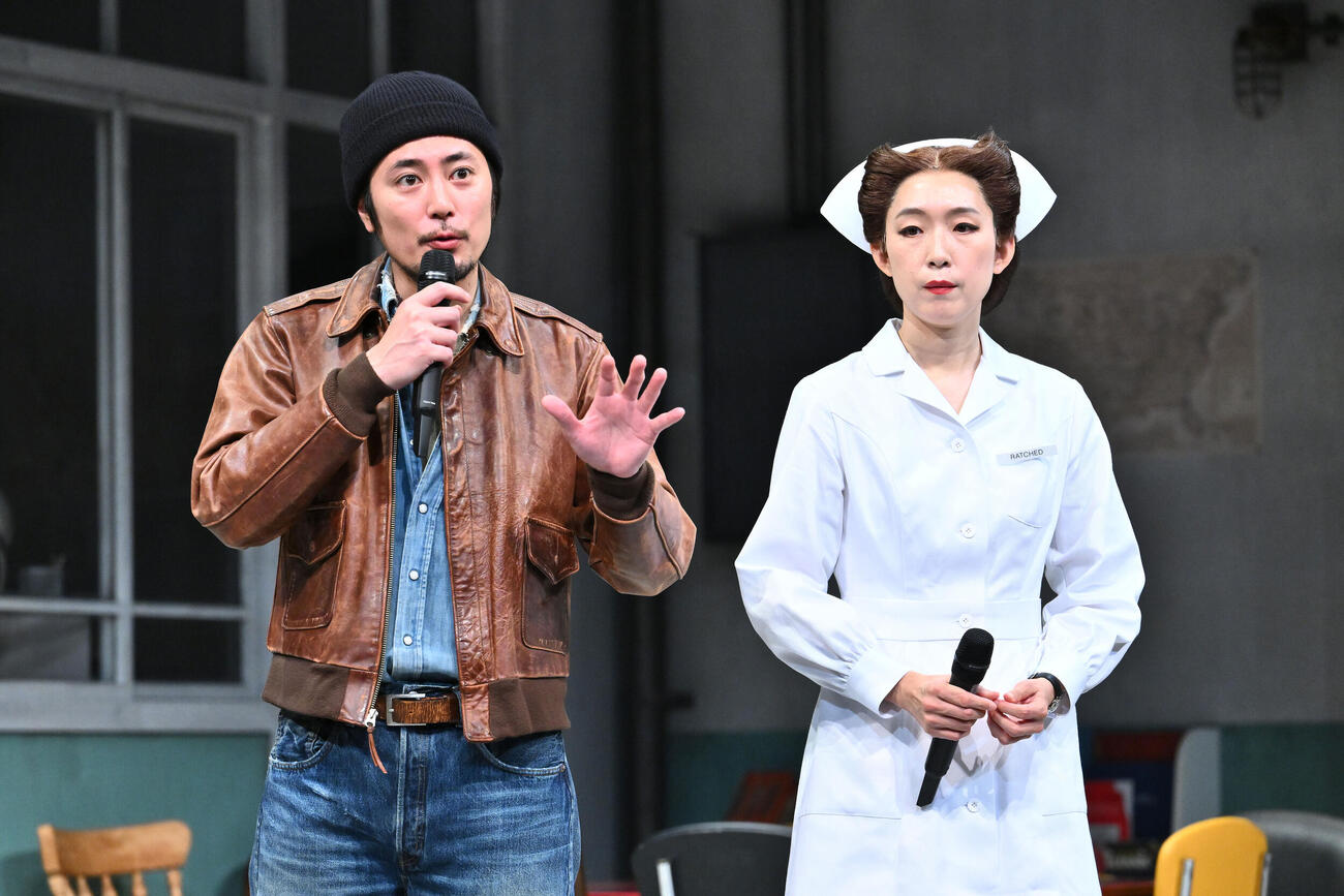 舞台「カッコーの巣の上で」開幕前会見で取材に応じる間宮祥太朗（左）と江口のりこ（撮影・滝沢徹郎）