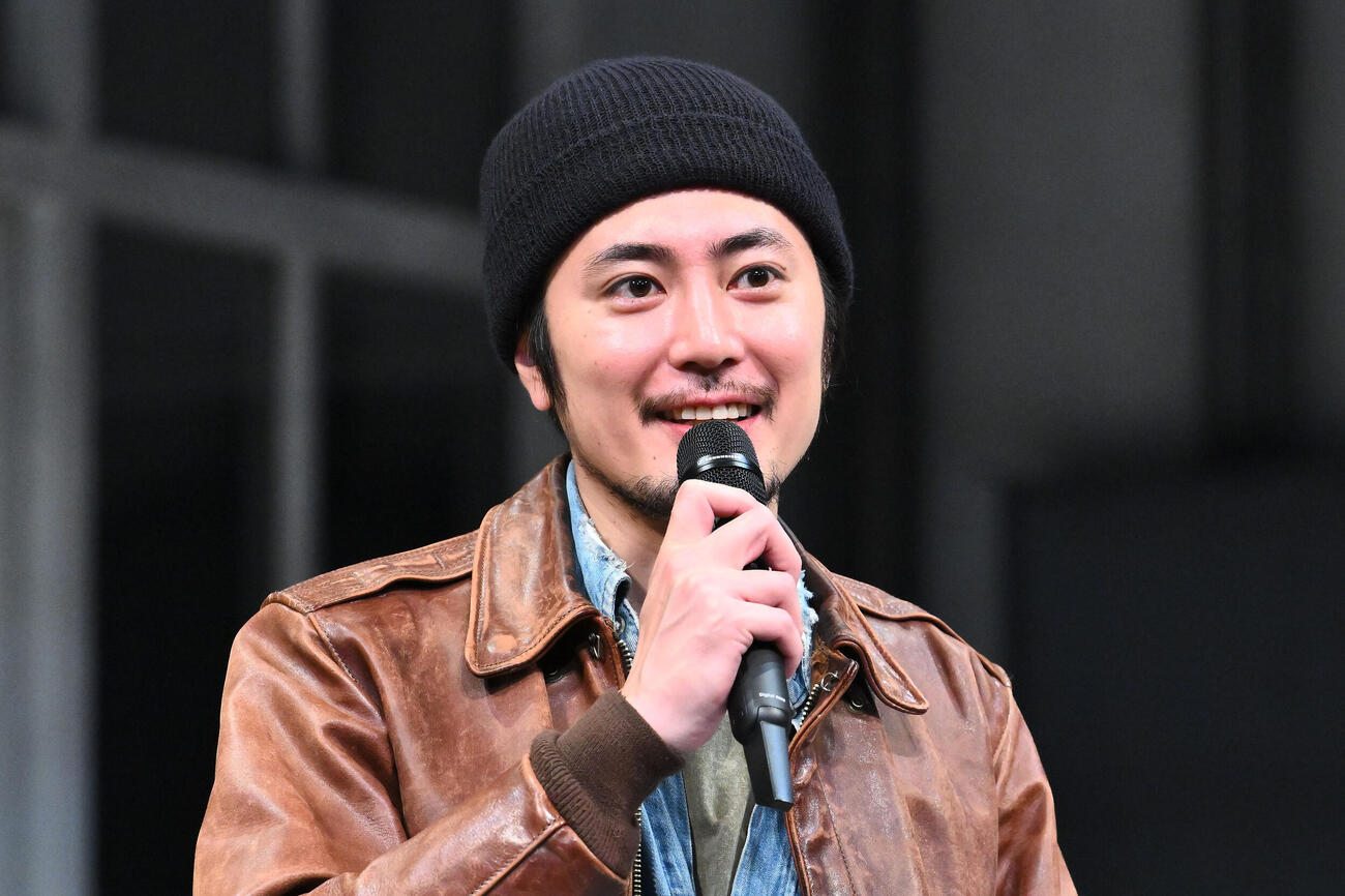 舞台「カッコーの巣の上で」開幕前会見で取材に応じる間宮祥太朗（撮影・滝沢徹郎）