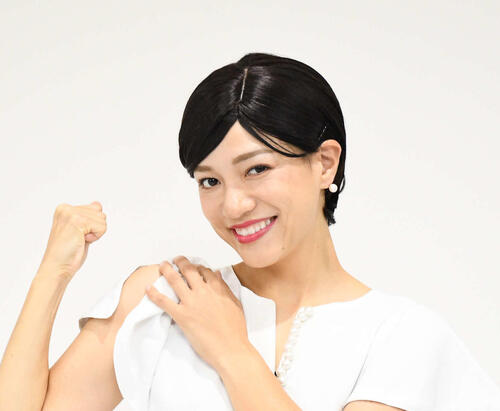 吉本興業39歳女性芸人、美スタイル披露「ヘソだしポーズ」で「アイドルでいけます？」