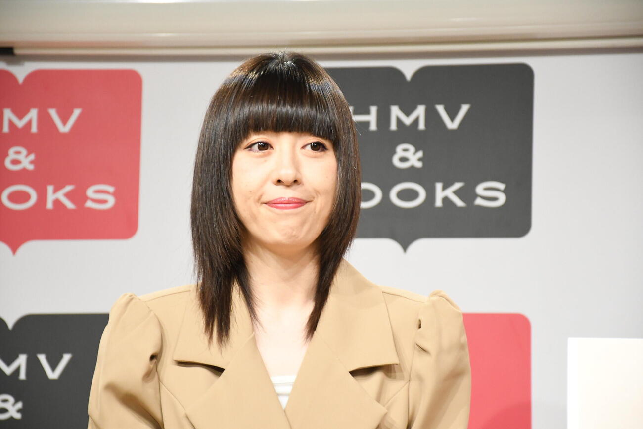 アキナ山名文和の初エッセー「しあわせは小走りでやって来る」の出版記念イベントに登壇した宇都宮まき（撮影・阪口孝志）