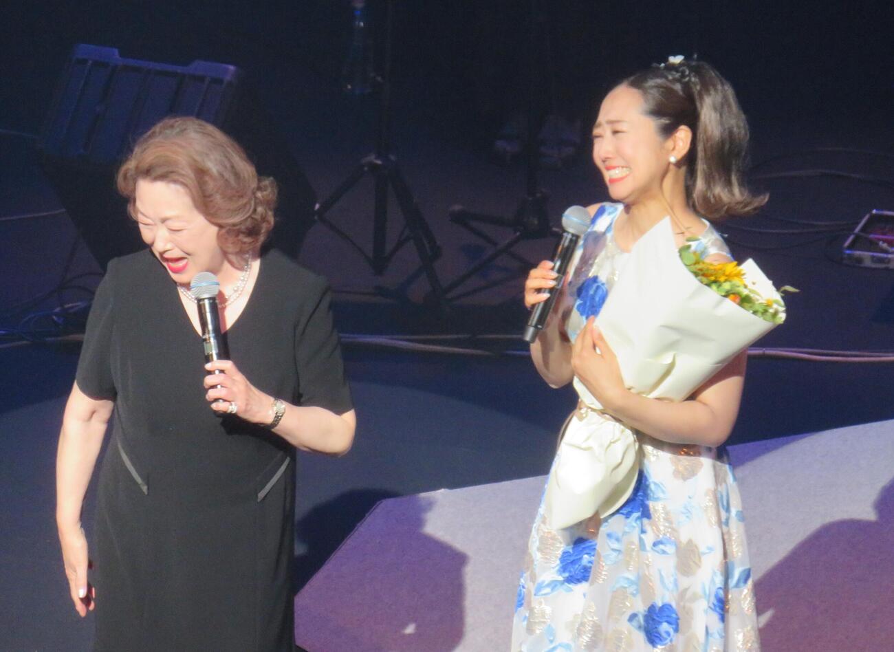 羽山みずき（右）の10周年記念公演に駆けつけた由紀さおり
