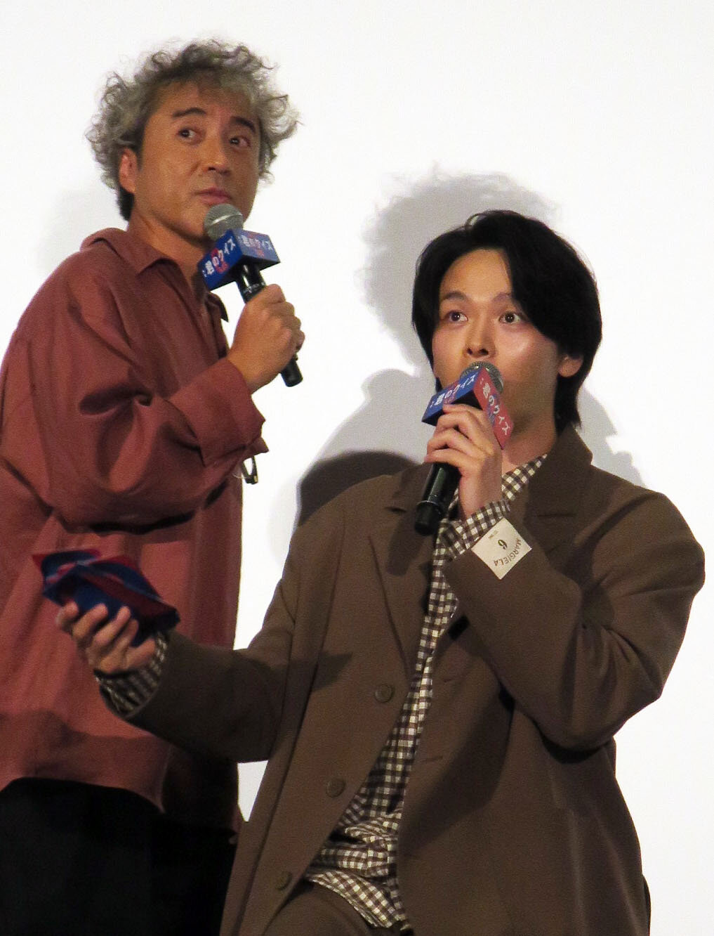 映画「君のクイズ」公開後“特別御礼”舞台あいさつでに臨んだムロツヨシ（左）と中村倫也