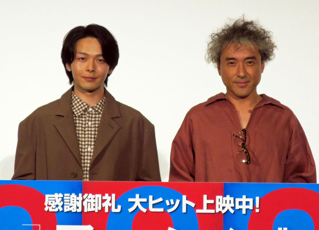 映画「君のクイズ」公開後“特別御礼”舞台あいさつで。左から、中村倫也、ムロツヨシ