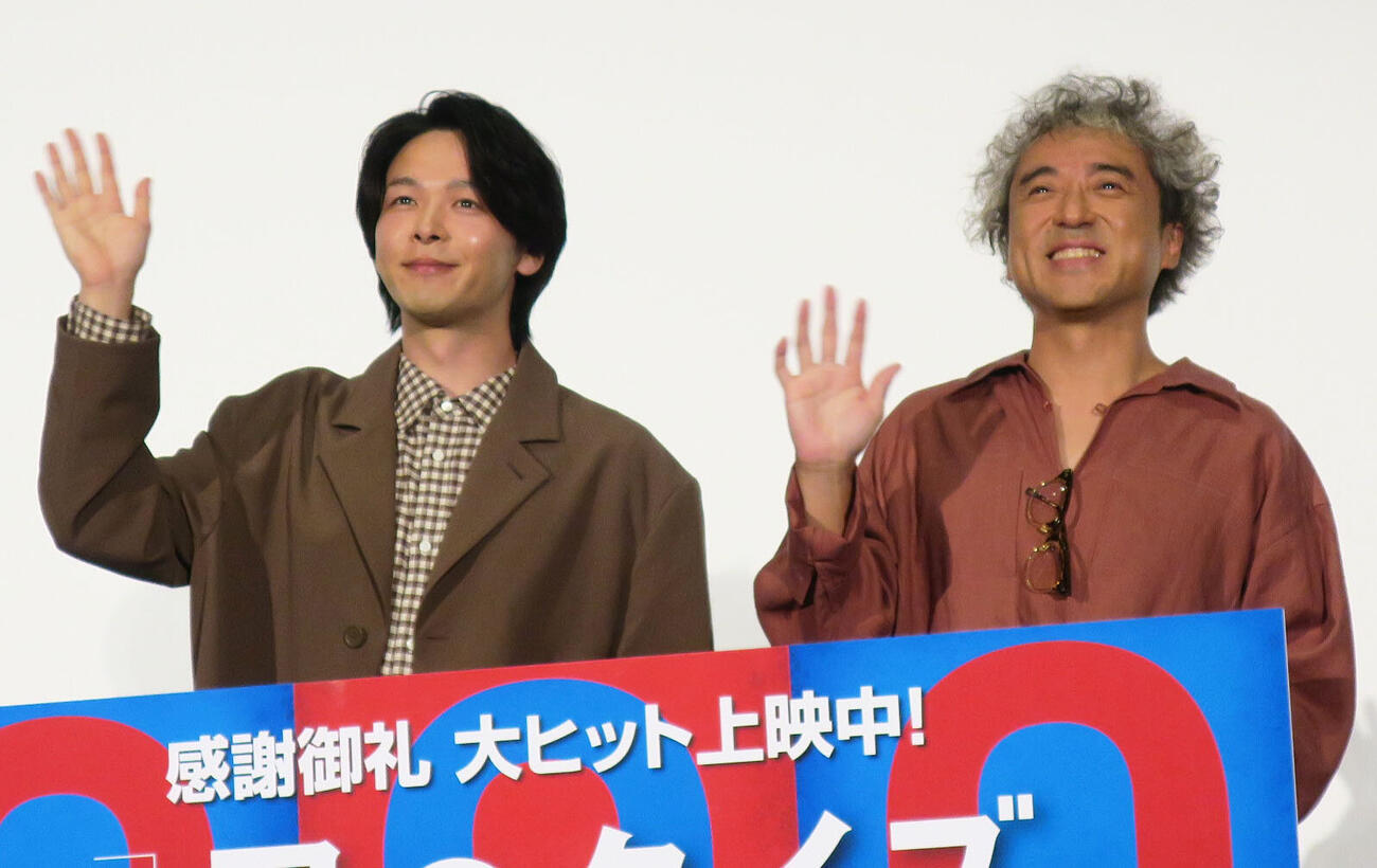 映画「君のクイズ」公開後“特別御礼”舞台あいさつで。左から、中村倫也、ムロツヨシ