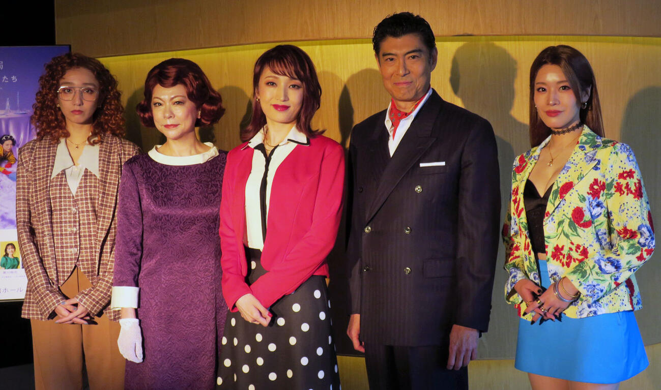 ミュージカル「神経衰弱ぎりぎりの女たち」取材会に臨む、左から長井短、秋山菜津子、望海風斗、高嶋政宏、和希そら