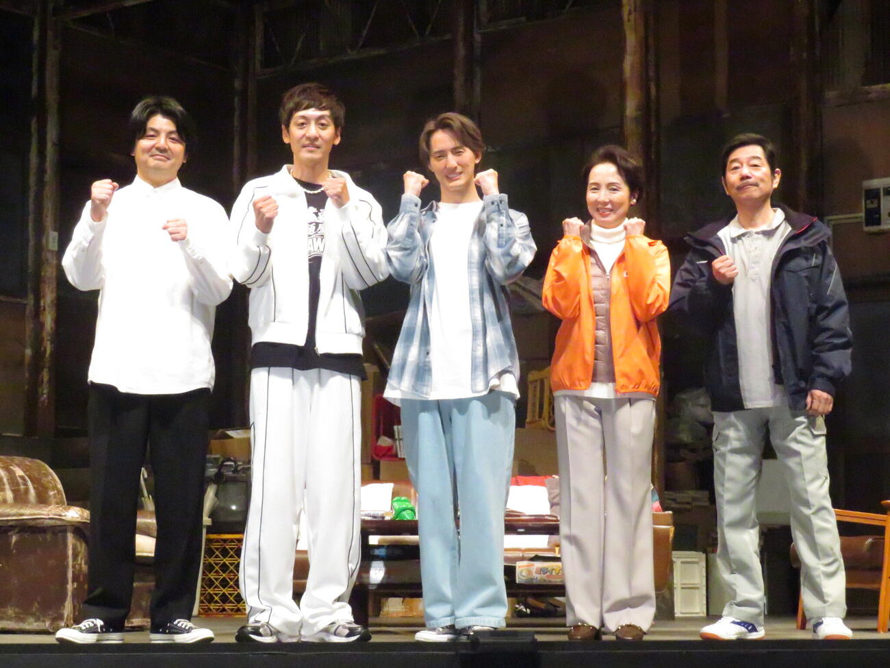初日を翌日に控えた舞台「惰性クラブ」に臨む、左から演出の松本哲也氏、とろサーモン村田秀亮、Travis Japanの川島如恵留、那須佐代子、中村まこと