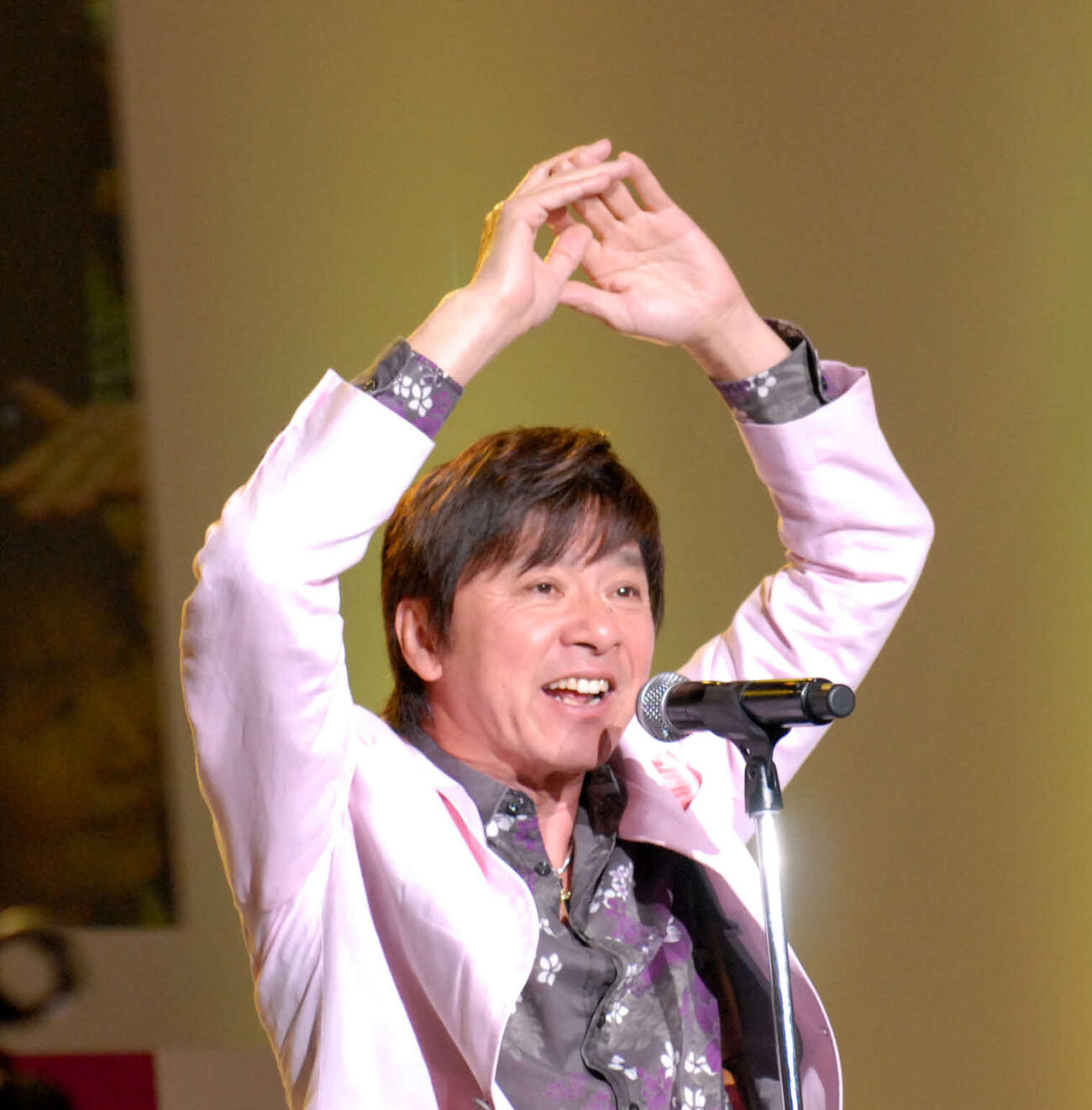 2014年4月、「ヤングマン」を歌唱する西城秀樹さん