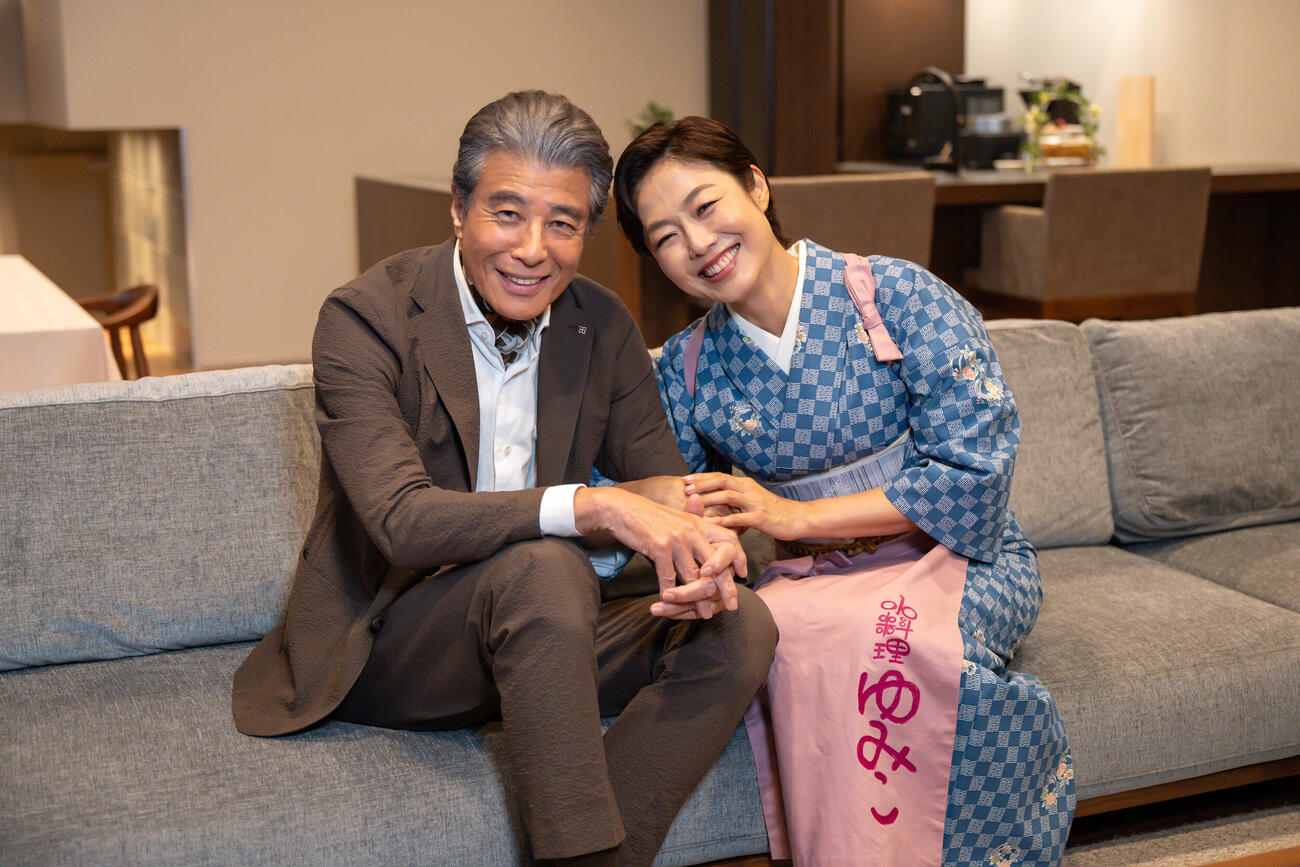 「おしゃべり小料理由美子」で有働由美子アナウンサー（右）をメロメロにさせた舘ひろし