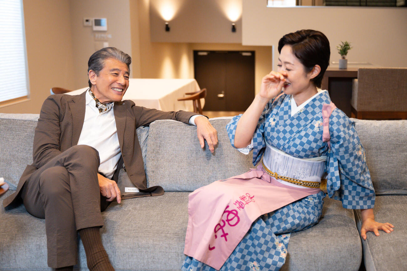 「おしゃべり小料理由美子」で有働由美子アナウンサー（右）をメロメロにさせた舘ひろし
