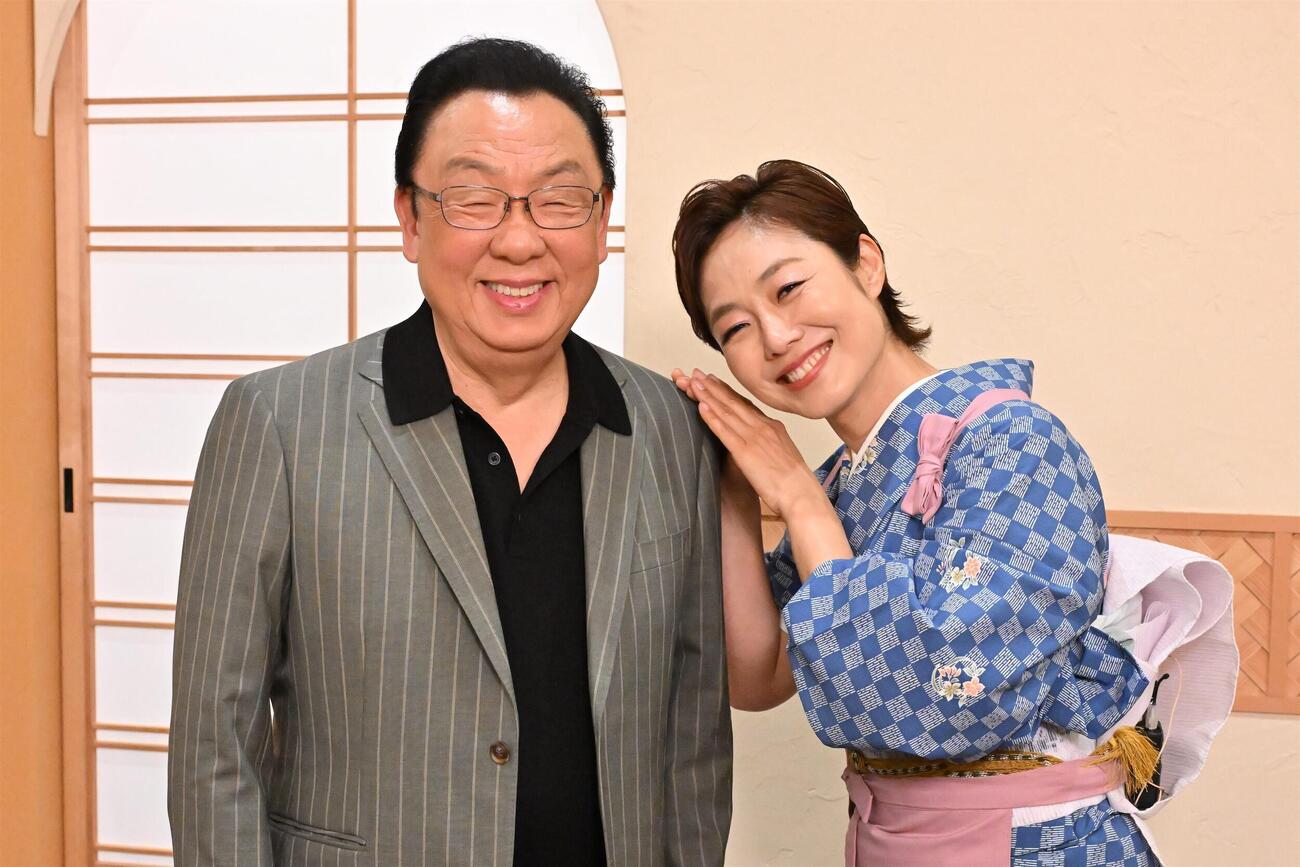 「おしゃべり小料理由美子」に出演した梅沢富美男（左）と有働由美子アナウンサー