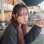 26歳元アイドル「アザトメルダ様」、隠しきれないぴったり＆胸を机の“あざとショット”連発