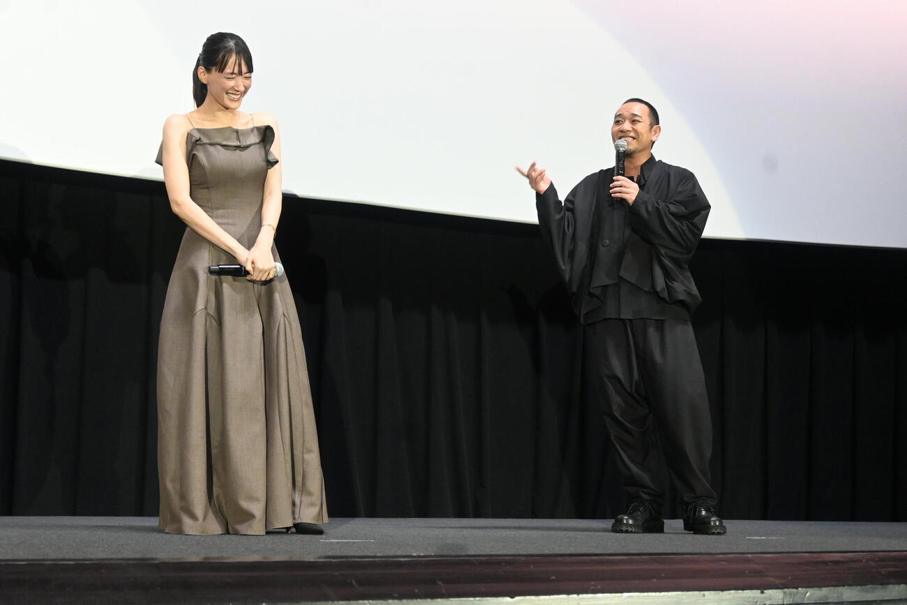 大阪市内での舞台あいさつでは絶妙の掛け合いを見せた千鳥大悟（右）綾瀬はるか（撮影・松浦隆司）