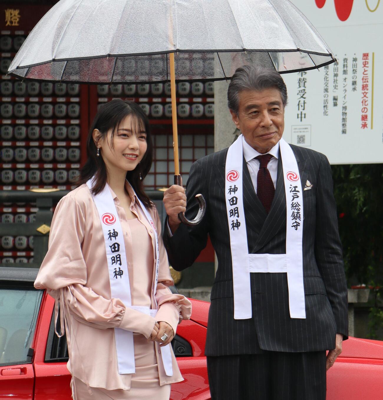 神田明神で映画「免許返納！？」のヒット祈願イベントを行った西野七瀬（左）、舘ひろし