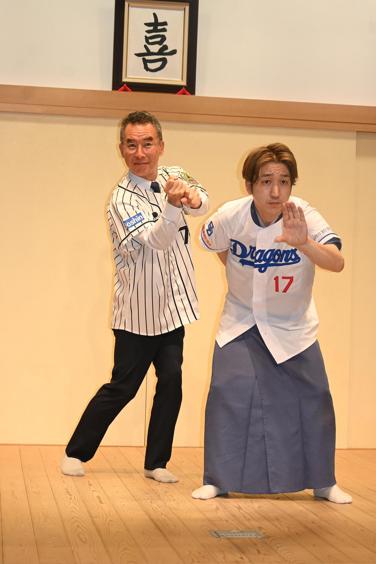 神戸・喜楽館の「プロ野球応援ウイーク」の制作発表会見に出席した落語家桂三実（右）、同館の支配人の伊藤史隆アナウンサー（撮影・松浦隆司）
