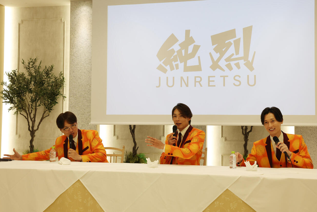 純烈リードボーカル白川裕二郎卒業＆純烈セカンドチャンスオーディション2026記者会見に登壇した純烈の酒井一圭（左）、白川裕二郎（中央）、後上翔太（撮影・宮地輝）＝2026年6月8日