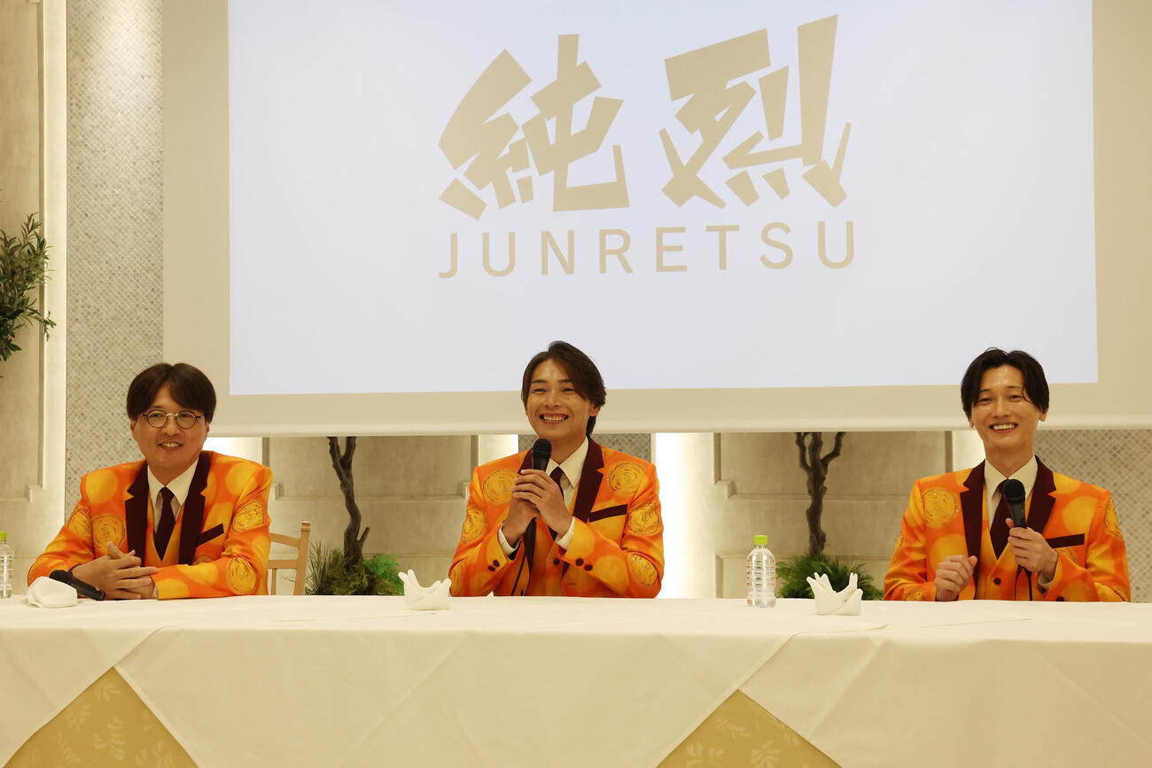 純烈リードボーカル白川裕二郎卒業＆純烈セカンドチャンスオーディション2026記者会見で笑顔を見せる純烈の酒井一圭（左）、白川裕二郎（中央）、後上翔太（撮影・宮地輝）＝2026年6月8日