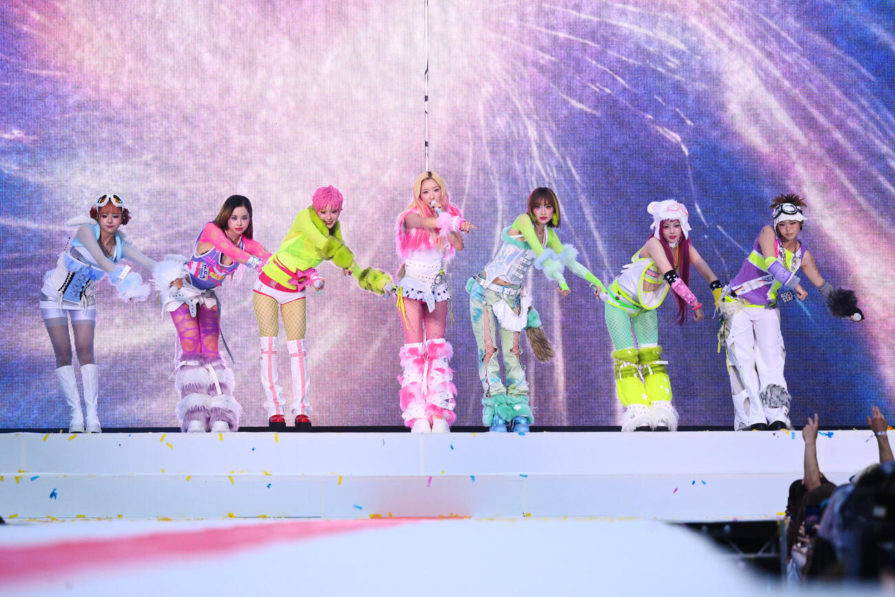「Capital’s Summertime Ball 2026」でパフォーマンスするXG。左からJULIA、HARVEY、CHISA、MAYA、JURIN、HINATA、COCONA