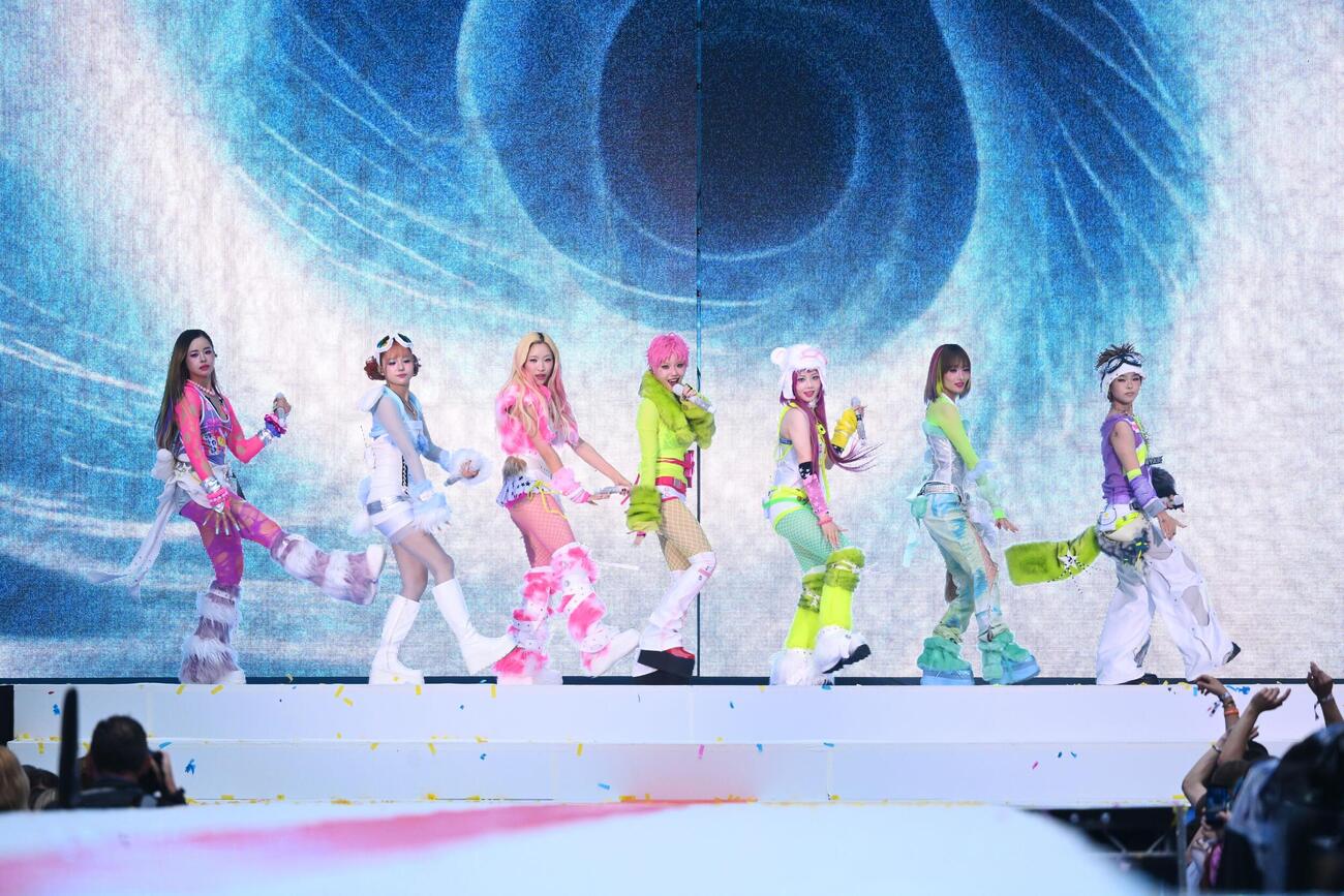 「Capital’s Summertime Ball 2026」でパフォーマンスするXG。左からHARVEY、JURIA、MAYA、CHISA、HINATA、JURIN、COCONA
