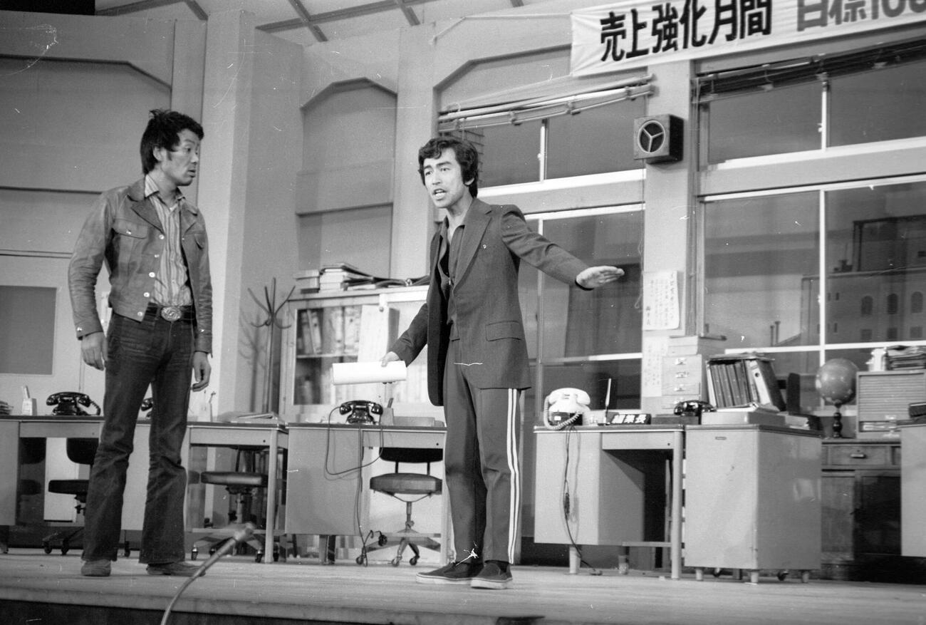 74年3月、「8時だヨ！全員集合」で4月1日から荒井注さんに代わってドリフターズの正式メンバーになる志村けんさん（右）。左はいかりや長介さん