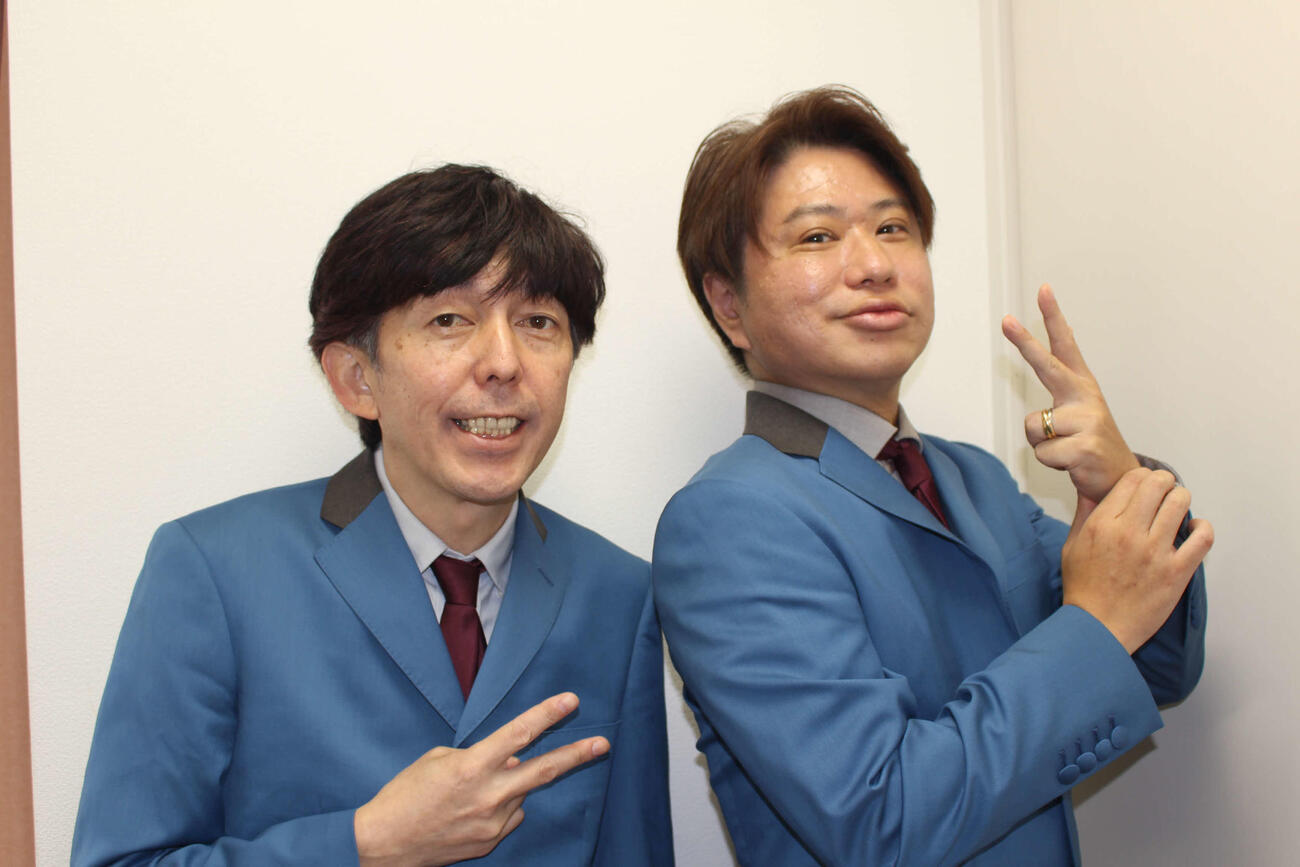 2丁拳銃の小堀裕之（左）と川谷修士（2025年9月撮影）