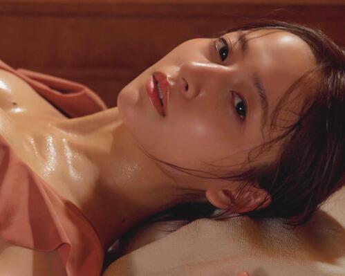 乃木坂46金川紗耶、サウナで大粒の汗かく水着カット　色気感じさせる表情が魅力的な１枚公開