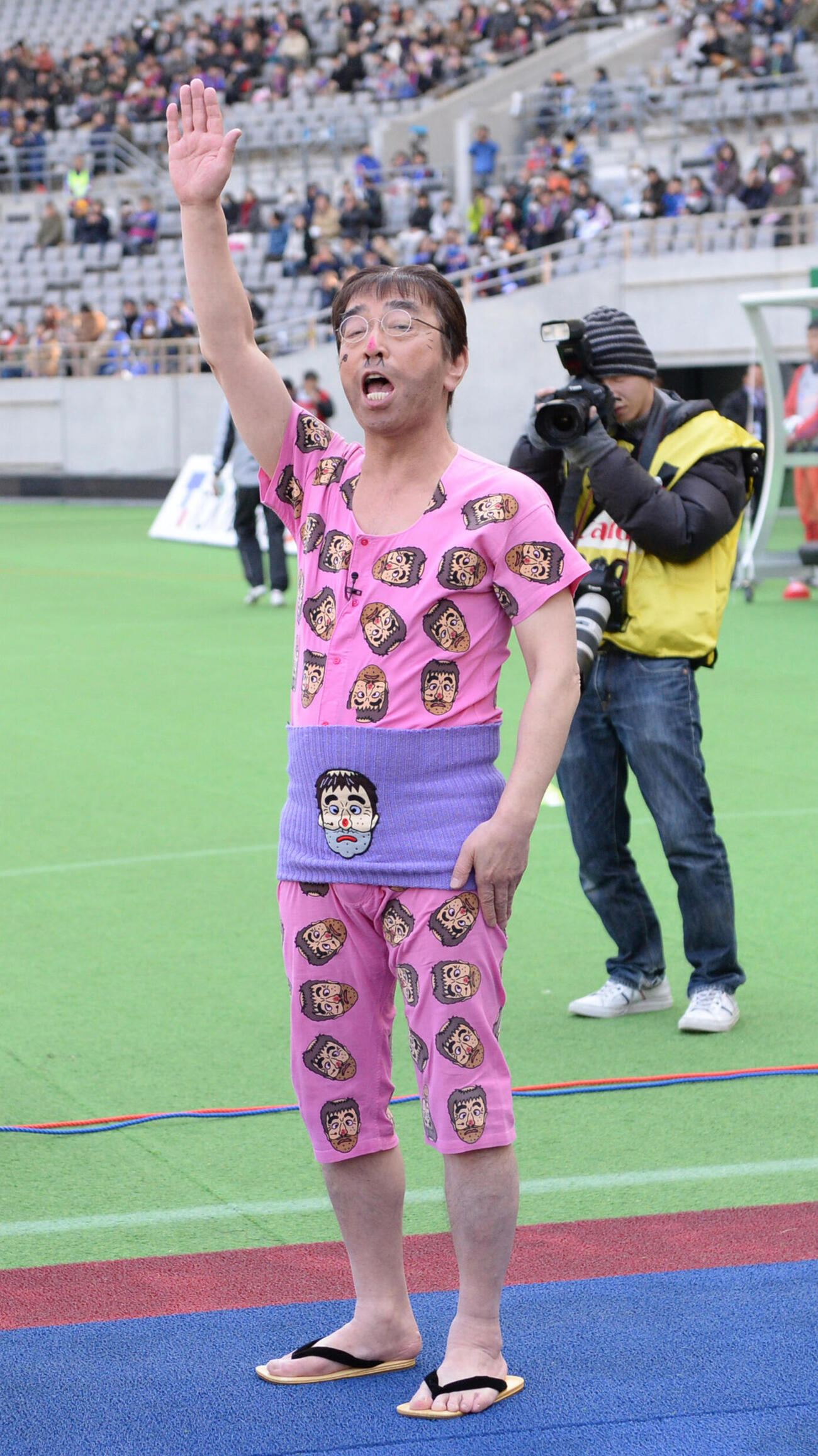 14年3月、東京－甲府戦へ応援に駆けつけた変なおじさんに扮（ふん）した志村けんさん