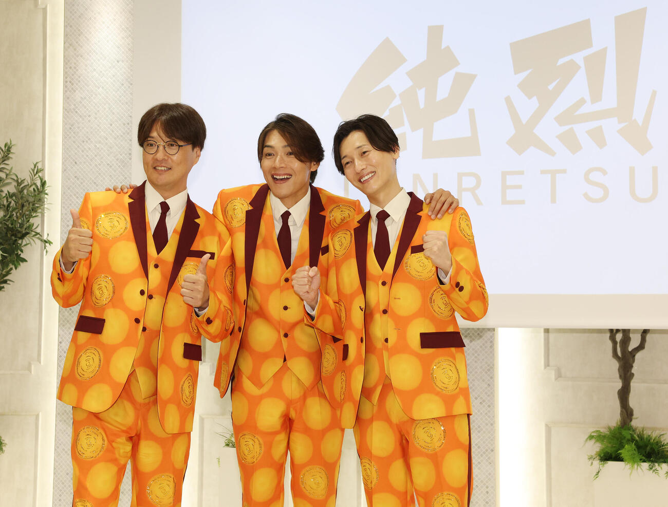 純烈リードボーカル白川裕二郎卒業＆純烈セカンドチャンスオーディション2026記者会見で記念撮影に納まる純烈の酒井一圭（左）、白川裕二郎（中央）、後上翔太（撮影・宮地輝）