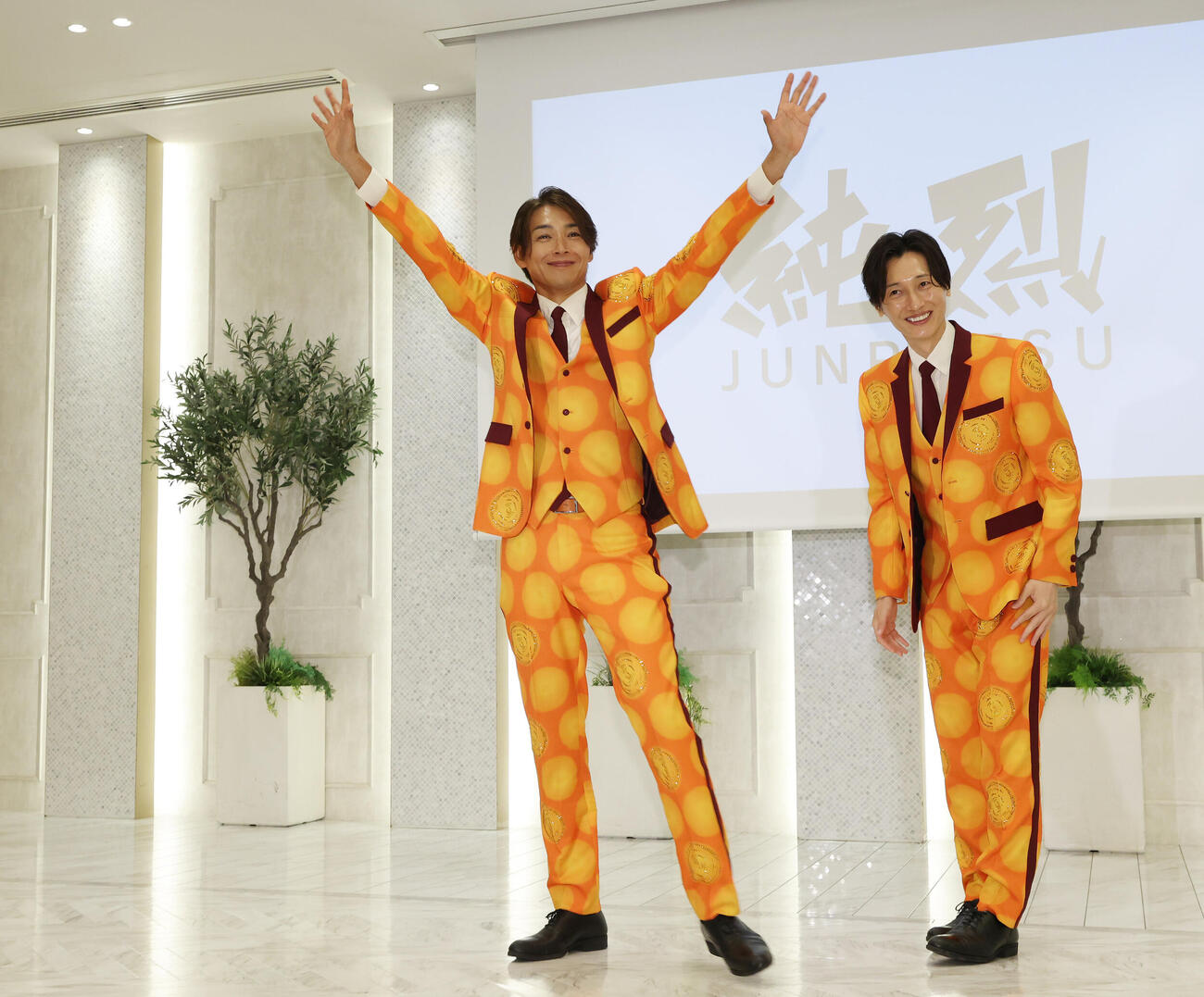 純烈リードボーカル白川裕二郎卒業＆純烈セカンドチャンスオーディション2026記者会見を終え手を振る白川裕二郎。右は後上翔太（撮影・宮地輝）