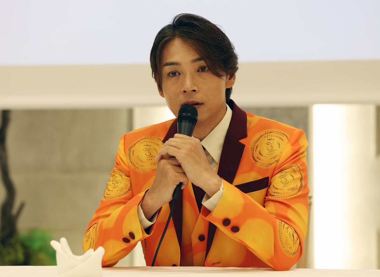 純烈リードボーカル白川裕二郎卒業＆純烈セカンドチャンスオーディション2026記者会見で涙を見せる白川裕二郎（撮影・宮地輝）