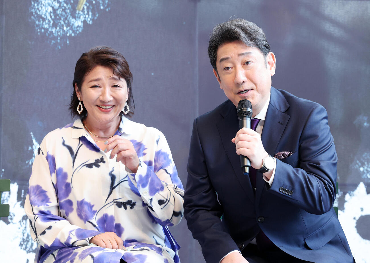 「リア王」制作発表会見に臨む松下由樹（左）と中村芝翫（撮影・鈴木正人）