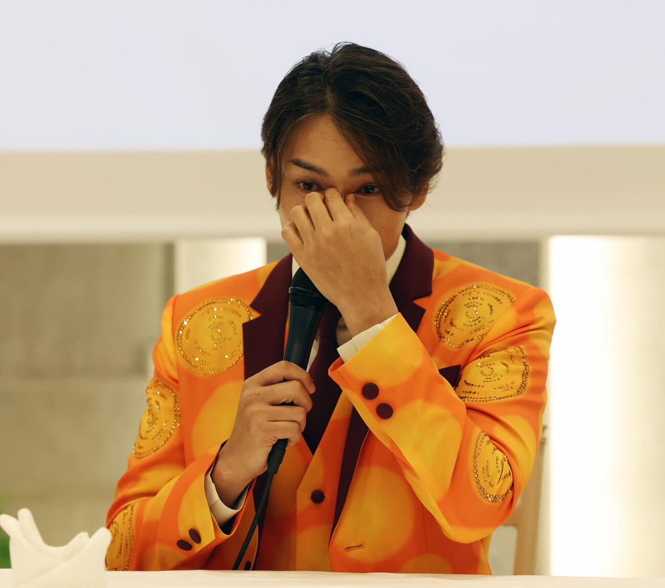 純烈リードボーカル白川裕二郎卒業＆純烈セカンドチャンスオーディション2026記者会見で涙を浮かべる白川裕二郎（撮影・宮地輝）