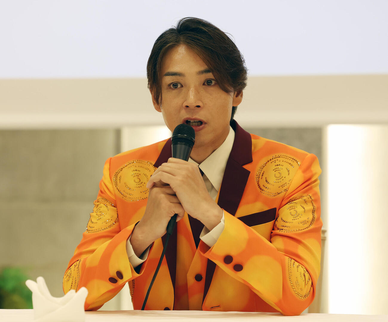 純烈リードボーカル白川裕二郎卒業＆純烈セカンドチャンスオーディション2026記者会見で涙を見せる白川裕二郎（撮影・宮地輝）