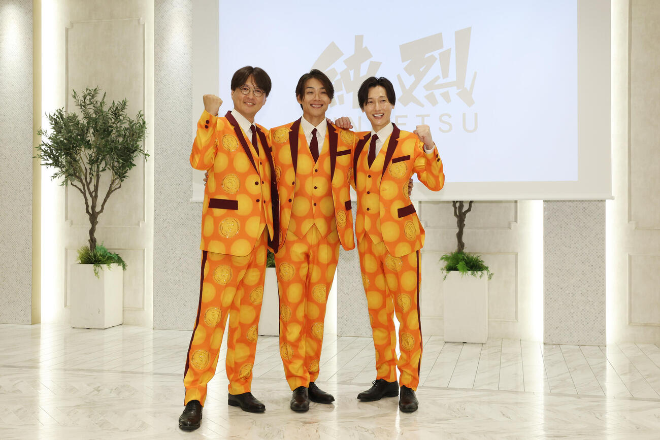 純烈リードボーカル白川裕二郎卒業＆純烈セカンドチャンスオーディション2026記者会見で記念撮影に納まる純烈の酒井一圭（左）、白川裕二郎（中央）、後上翔太（撮影・宮地輝）