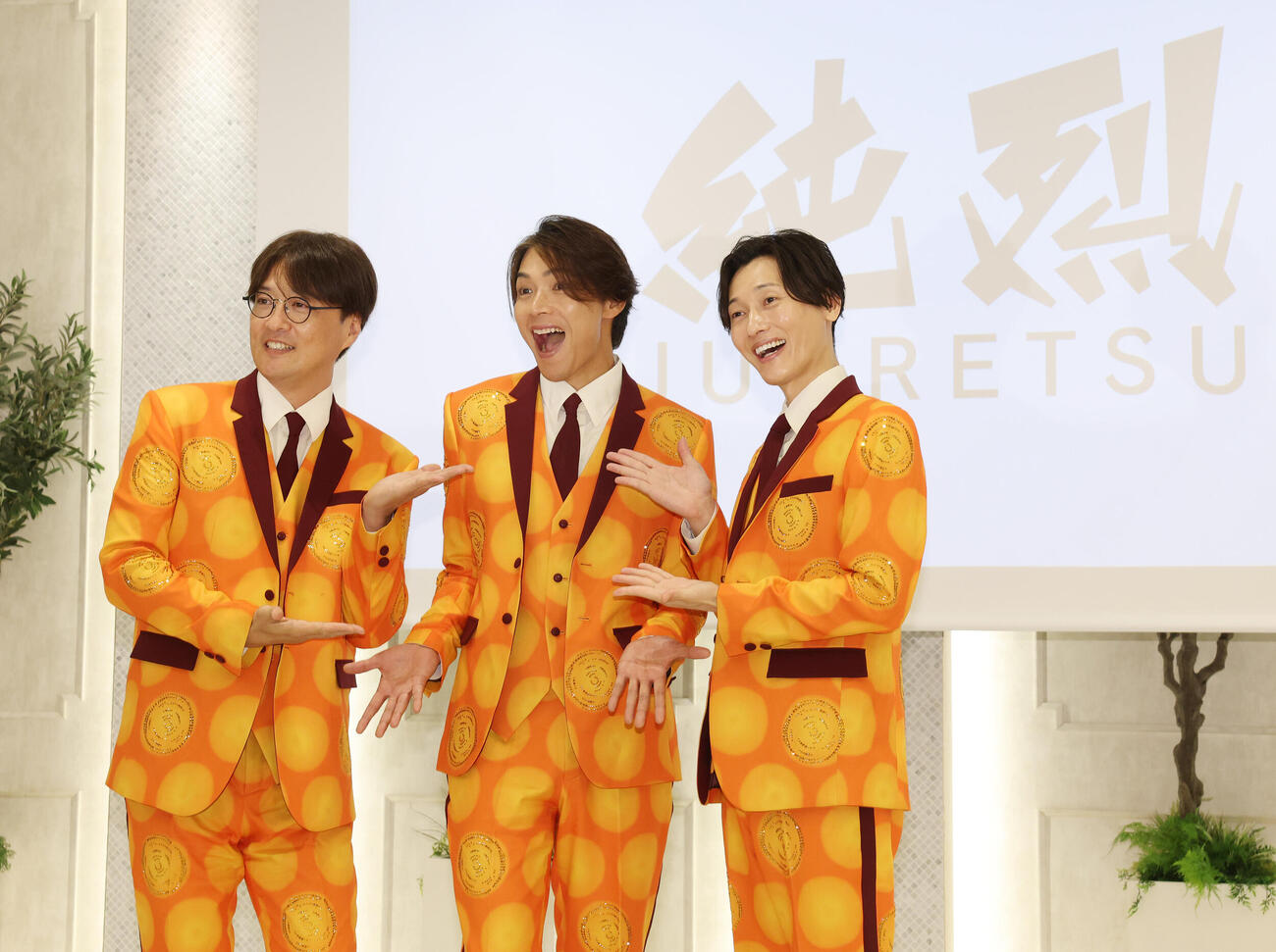 純烈リードボーカル白川裕二郎卒業＆純烈セカンドチャンスオーディション2026記者会見で記念撮影に納まる純烈の酒井一圭（左）、白川裕二郎（中央）、後上翔太（撮影・宮地輝）