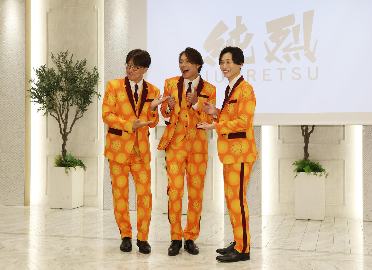 純烈リードボーカル白川裕二郎卒業＆純烈セカンドチャンスオーディション2026記者会見で記念撮影に納まる純烈の酒井一圭（左）、白川裕二郎（中央）、後上翔太（撮影・宮地輝）