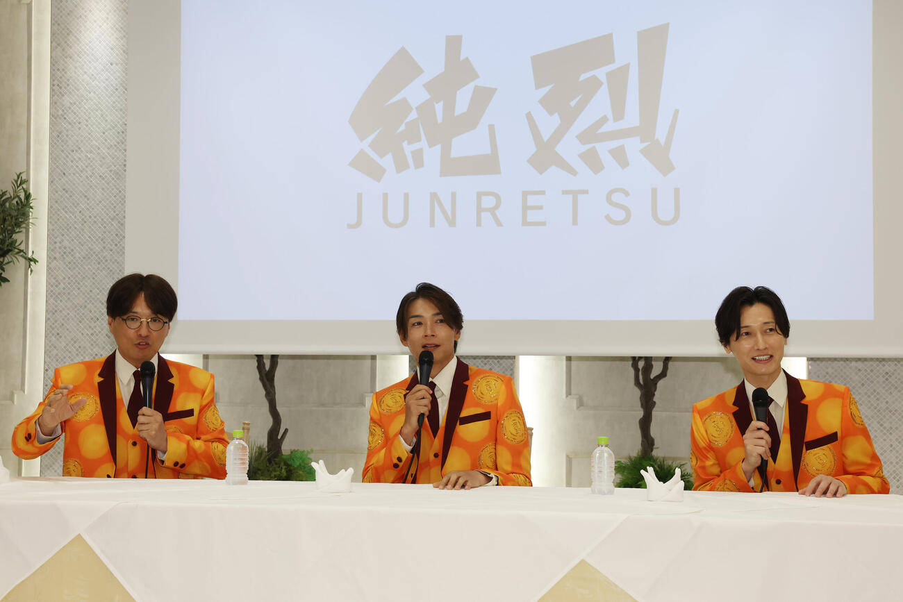純烈リードボーカル白川裕二郎卒業＆純烈セカンドチャンスオーディション2026記者会見に登壇した純烈の酒井一圭（左）、白川裕二郎（中央）、後上翔太（撮影・宮地輝）