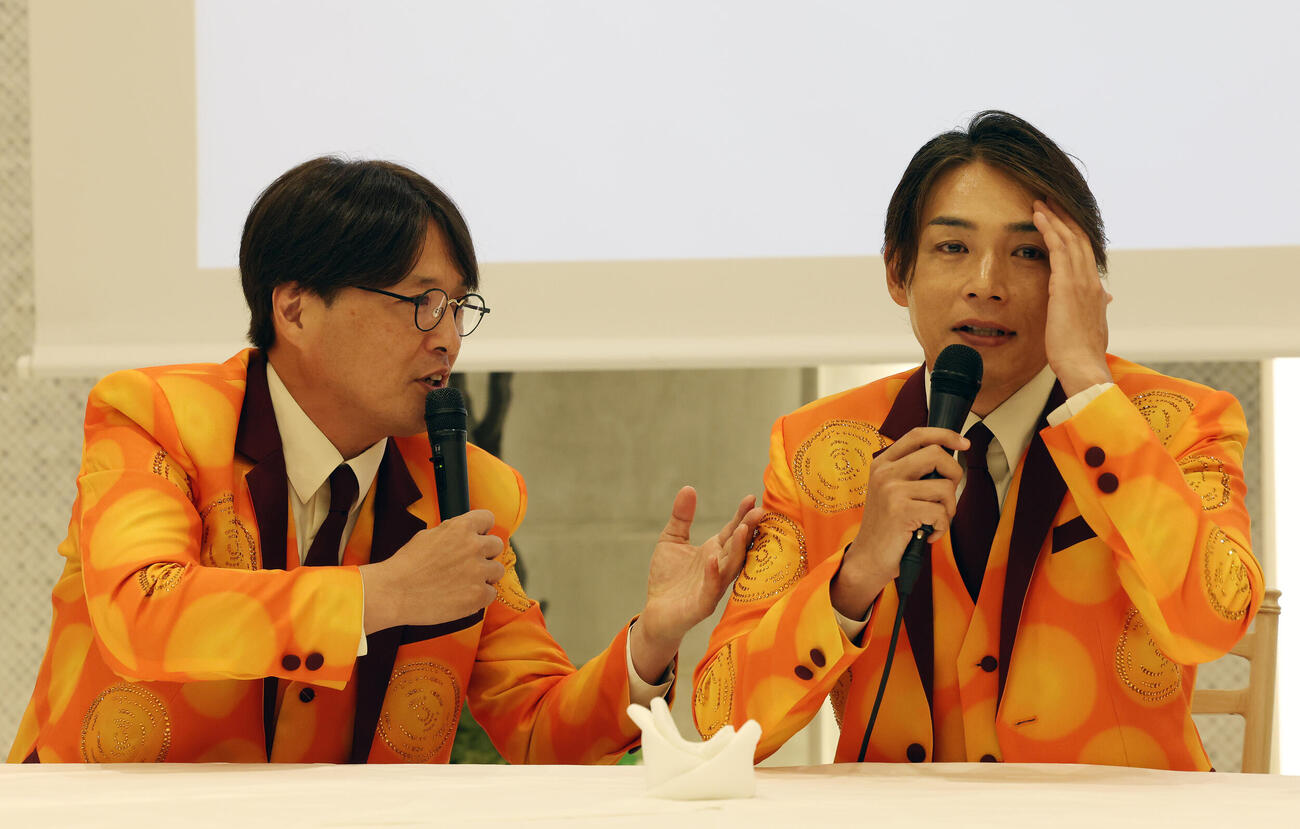 純烈リードボーカル白川裕二郎卒業＆純烈セカンドチャンスオーディション2026記者会見で記者からの質問に答える白川裕二郎（右）とツッコむ酒井一圭（撮影・宮地輝）