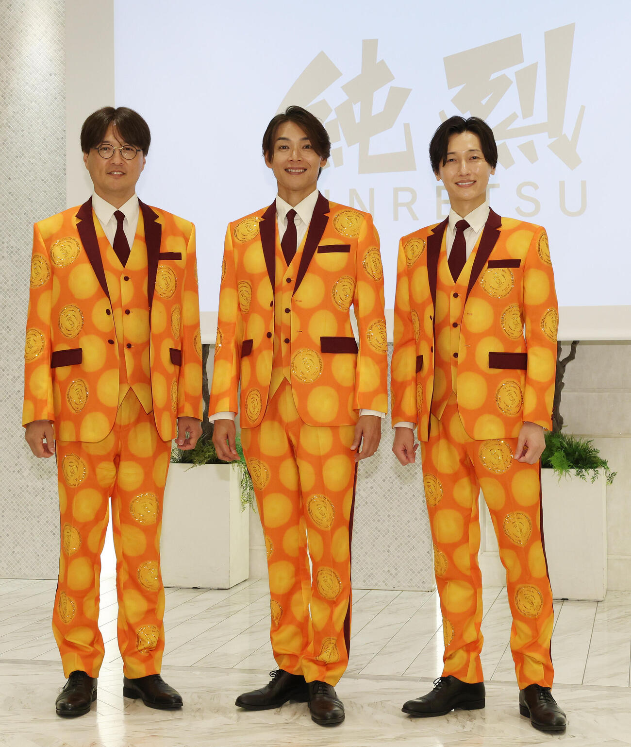 純烈リードボーカル白川裕二郎卒業＆純烈セカンドチャンスオーディション2026記者会見で記念撮影に納まる純烈の酒井一圭（左）、白川裕二郎（中央）、後上翔太（撮影・宮地輝）