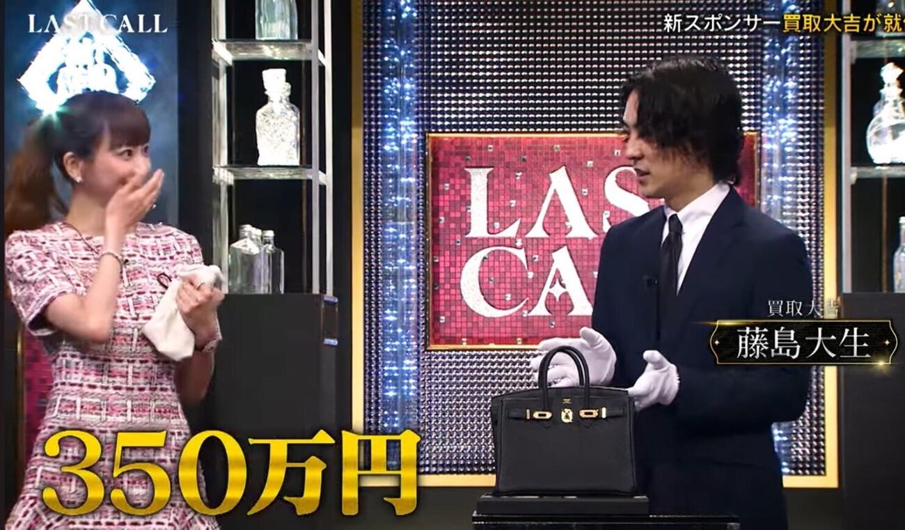 キャバクラ嬢オーディション番組「LAST CALL」に出演し、私物のバーキンを査定した愛沢えみり（左）