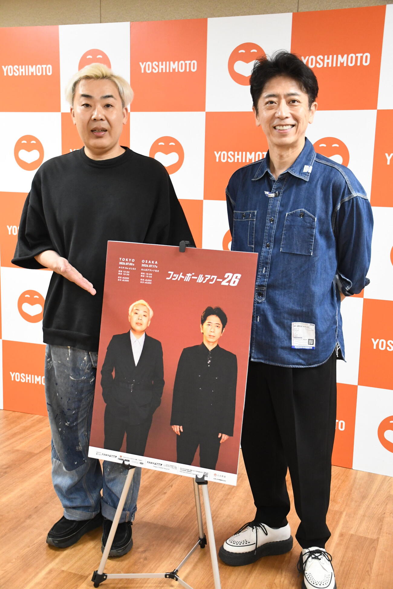 単独ライブ「フットボールアワー26」の取材会に出席したフットボールアワーの岩尾望（左）と後藤輝基（撮影・阪口孝志）
