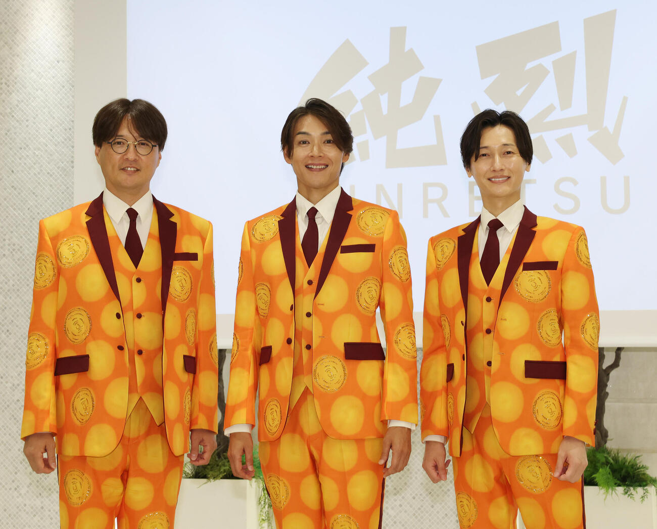 純烈リードボーカル白川裕二郎卒業＆純烈セカンドチャンスオーディション2026記者会見で記念撮影に納まる純烈の酒井一圭（左）、白川裕二郎（中央）、後上翔太（撮影・宮地輝）