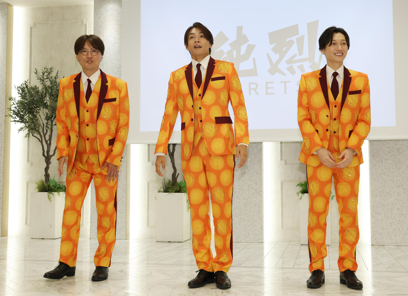 純烈リードボーカル白川裕二郎卒業＆純烈セカンドチャンスオーディション2026記者会見を終えた純烈の酒井一圭（左）、白川裕二郎（中央）、後上翔太（撮影・宮地輝）